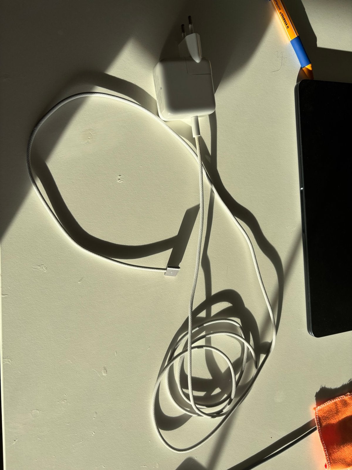 Foto 2 van Apple 30W USB-C Power Adapter met MagSafe 3 kabel