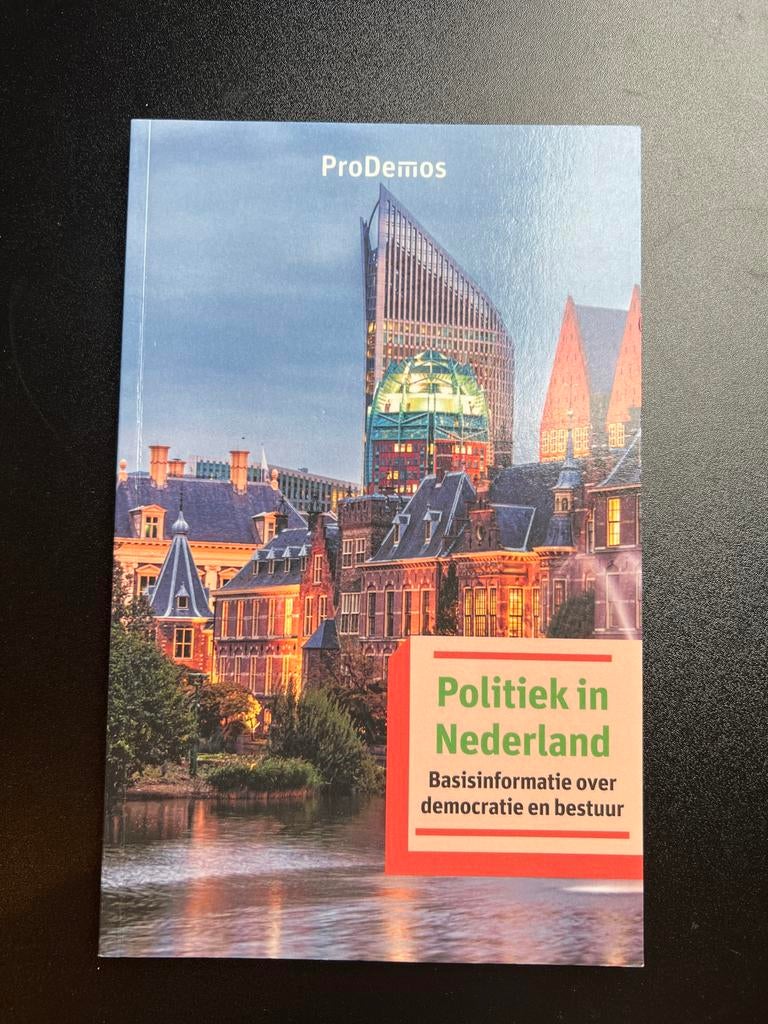 Politiek in Nederland: Basisinfo democratie en bestuur, Ophalen of Verzenden, Zo goed als nieuw
