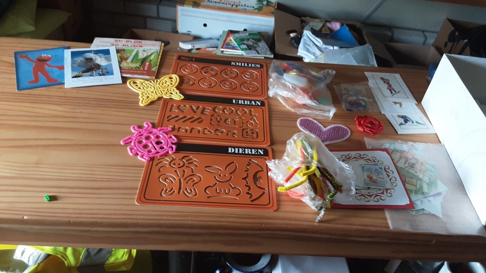 Diverse knutselspullen: sjablonen, kaarten, kralen en meer, Hobby en Vrije tijd, Gebruikt, Meerkleurig, Ophalen of Verzenden, Kunststof