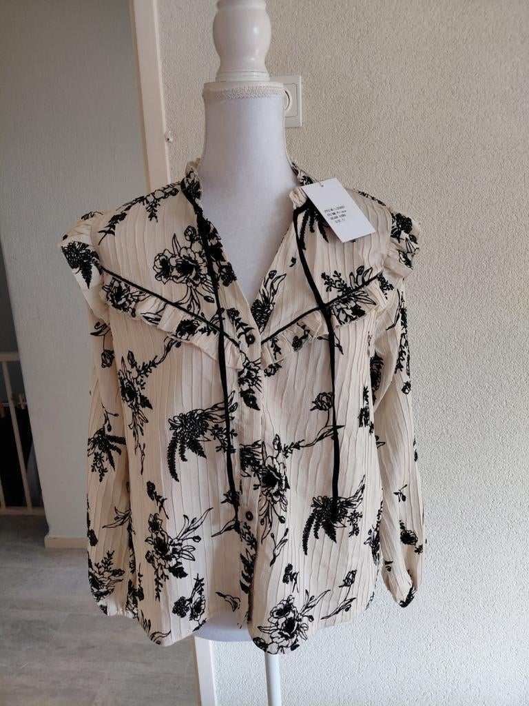 Nieuwe Indie + Moi blouse met bloemenprint en ruches, Kleding | Dames, Maat 38/40 (M), Beige, Nieuw, Ophalen of Verzenden