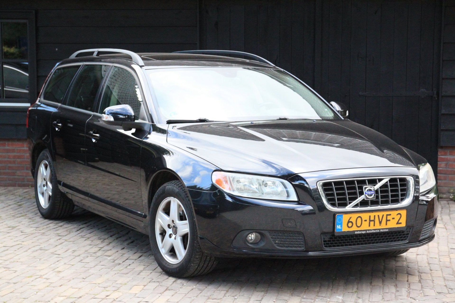 Volvo V70 2.5T Momentum Elek-Dak/Navigatie/Leer/Parkeersenso, Auto's, Volvo, Voorwielaandrijving, Zwart, Handgeschakeld, 93 €/maand