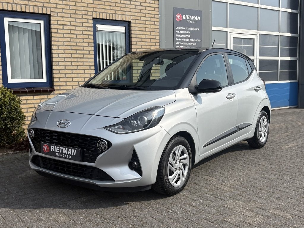 Hyundai i10 1.0 Premium CAMERA-1E EIGENAAR-BTW (bj 2021), Keurmerk '100% Onderhouden', Dealer onderhouden, Gebruikt, 899 kg