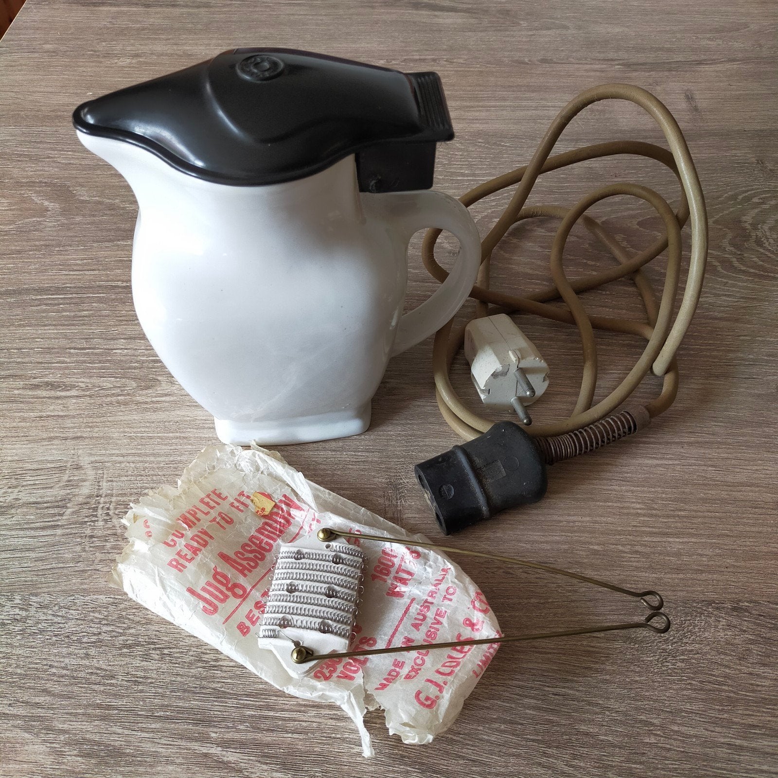 Een vintage elektrische waterkoker met een bakelieten deksel, Ophalen of Verzenden