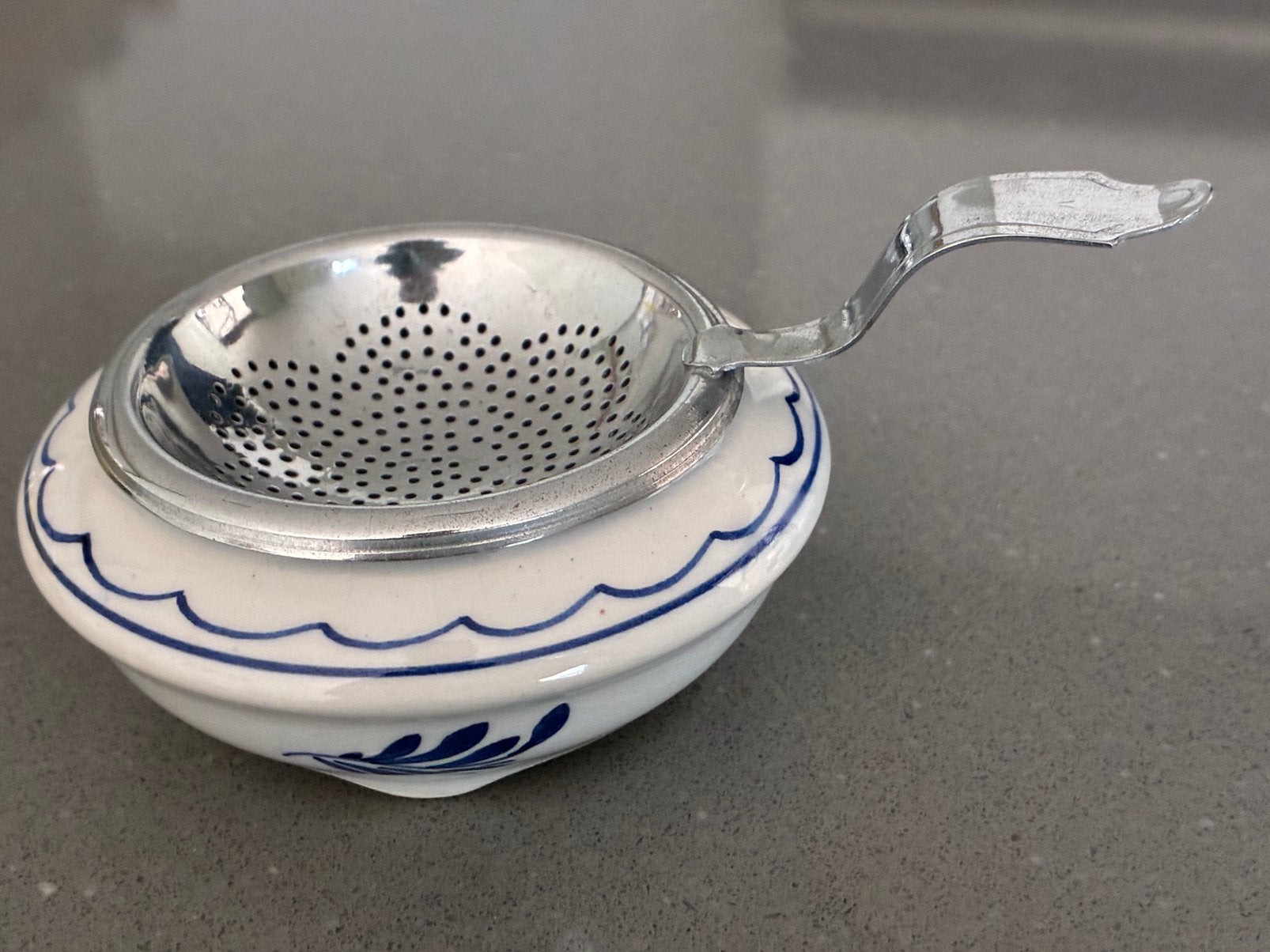 Oud Theezeefje met handgeschilderd Delfts blauw lekbakje, Ophalen of Verzenden