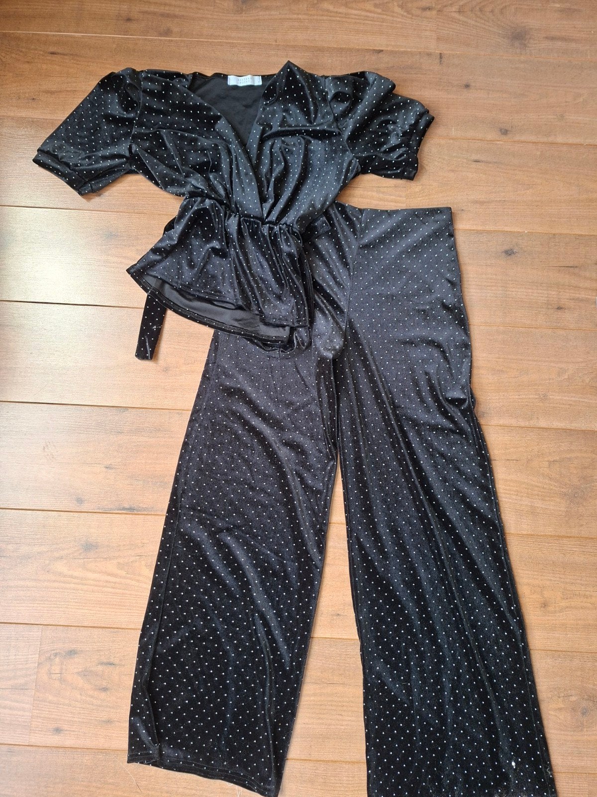 Sisters Point Velours Set Zwart met Zilveren Details Maat S, Ophalen of Verzenden