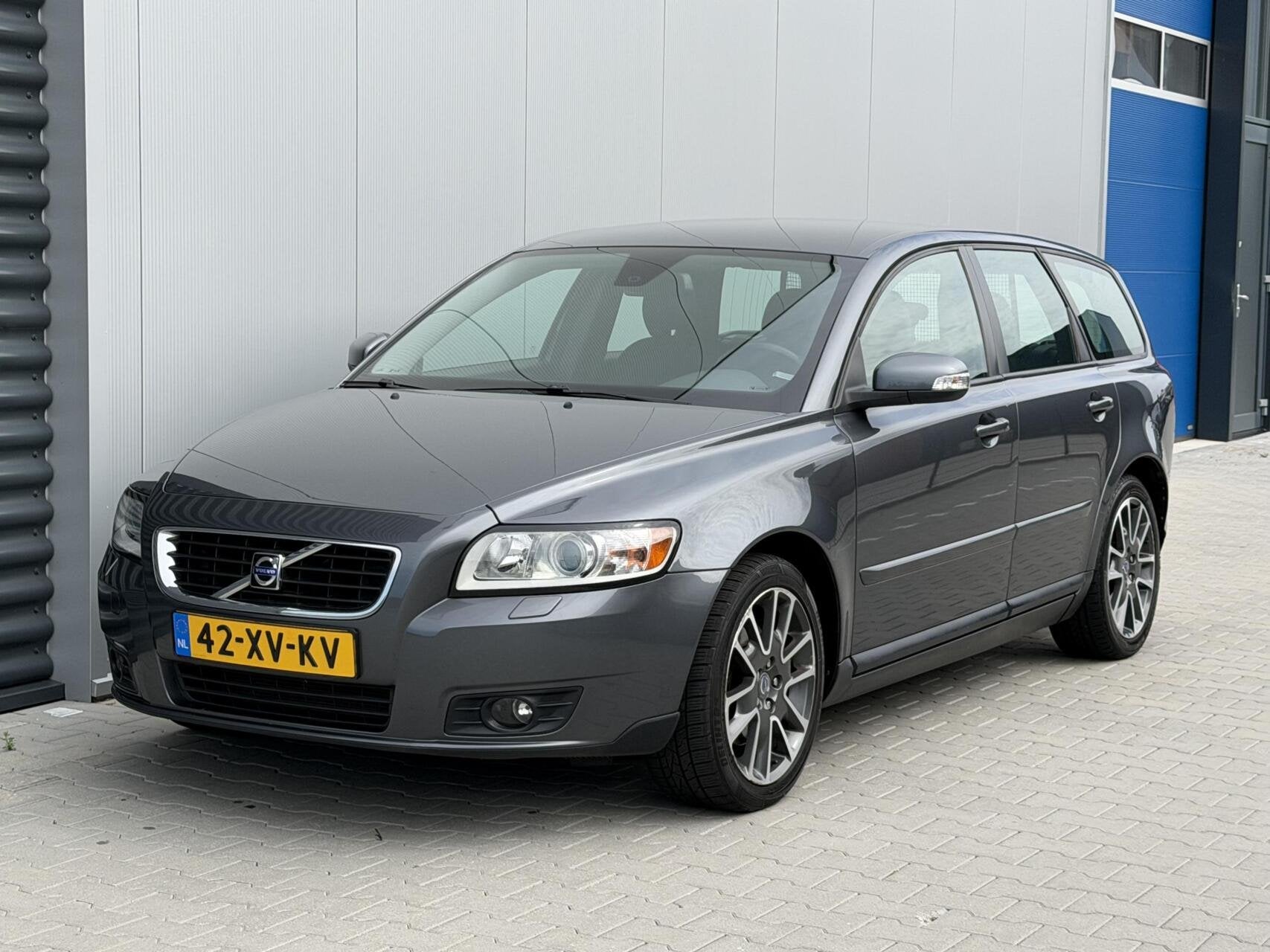 Volvo V50 2.4 Momentum - Erg netjes - Goed onderhouden - NAP, Auto's, Volvo, Gebruikt, 700 kg, 2435 cc, 1376 kg