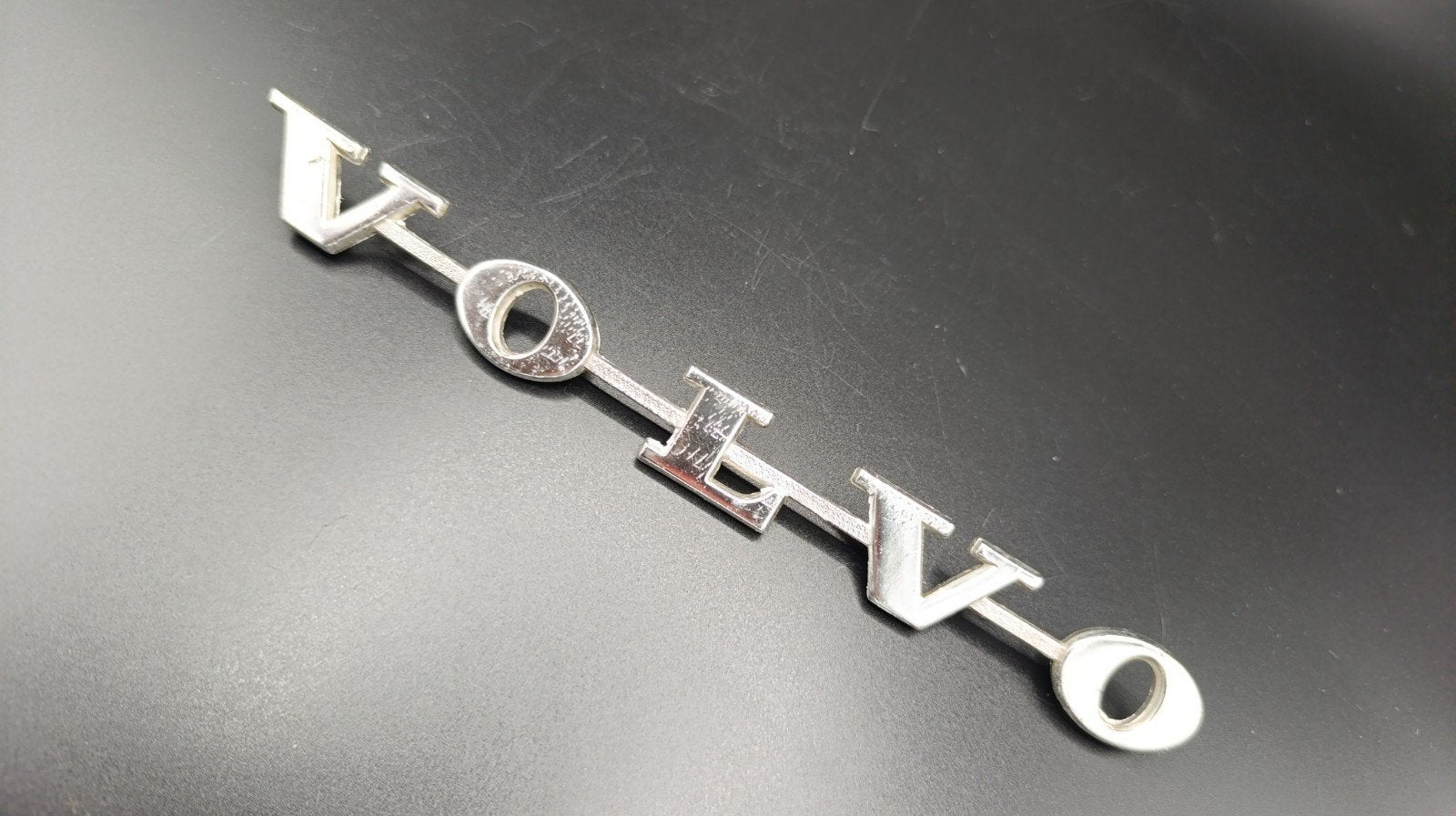Volvo 164 embleem, origineel en in nette staat, Ophalen of Verzenden, Zo goed als nieuw, Auto's