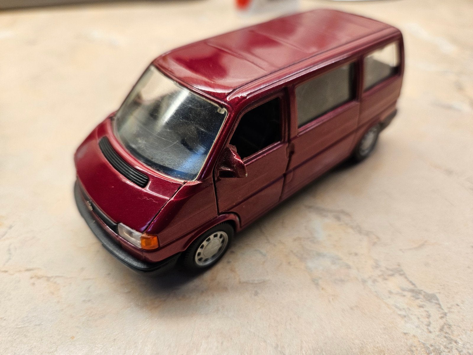Schabak Volkswagen Caravelle T4 Donkerrood 1:43, Ophalen of Verzenden, Zo goed als nieuw, Auto, Overige merken