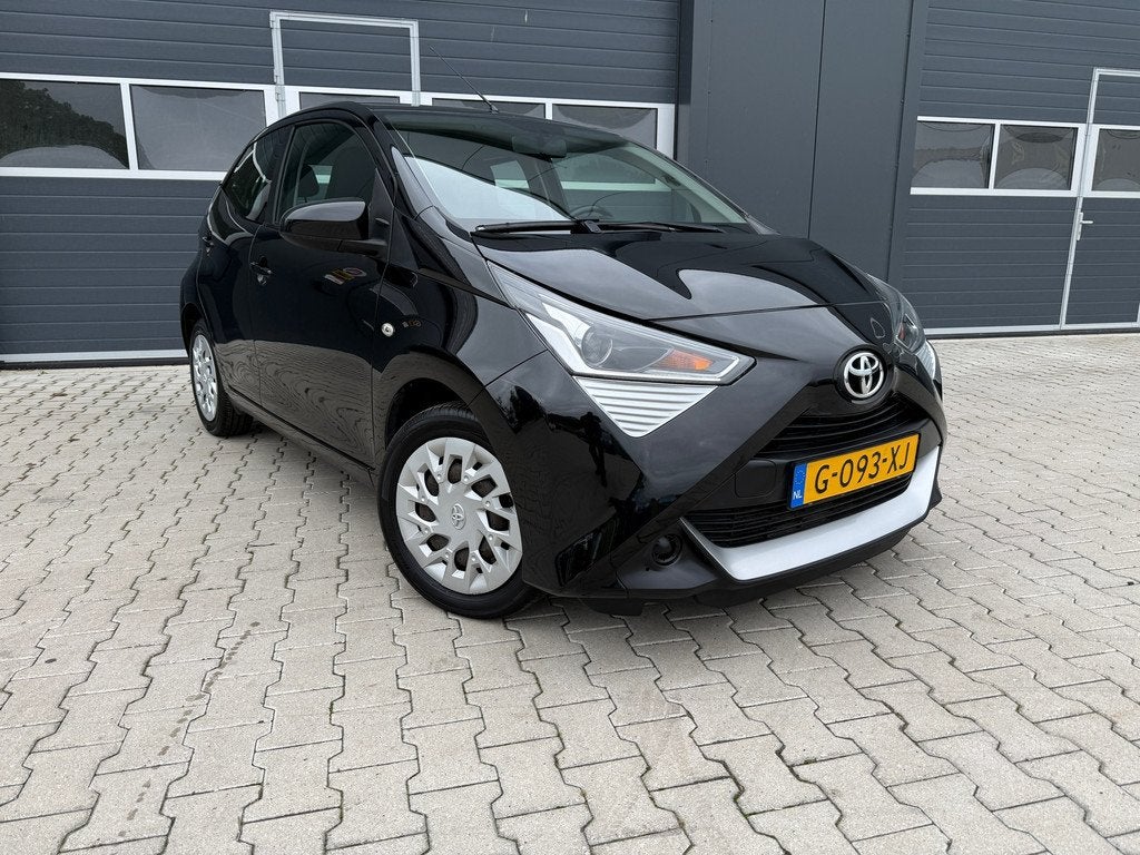Toyota Aygo 1.0 VVT-i x-play CAMERA CARPLAY, Voorwielaandrijving, Stof, Gebruikt, Euro 6