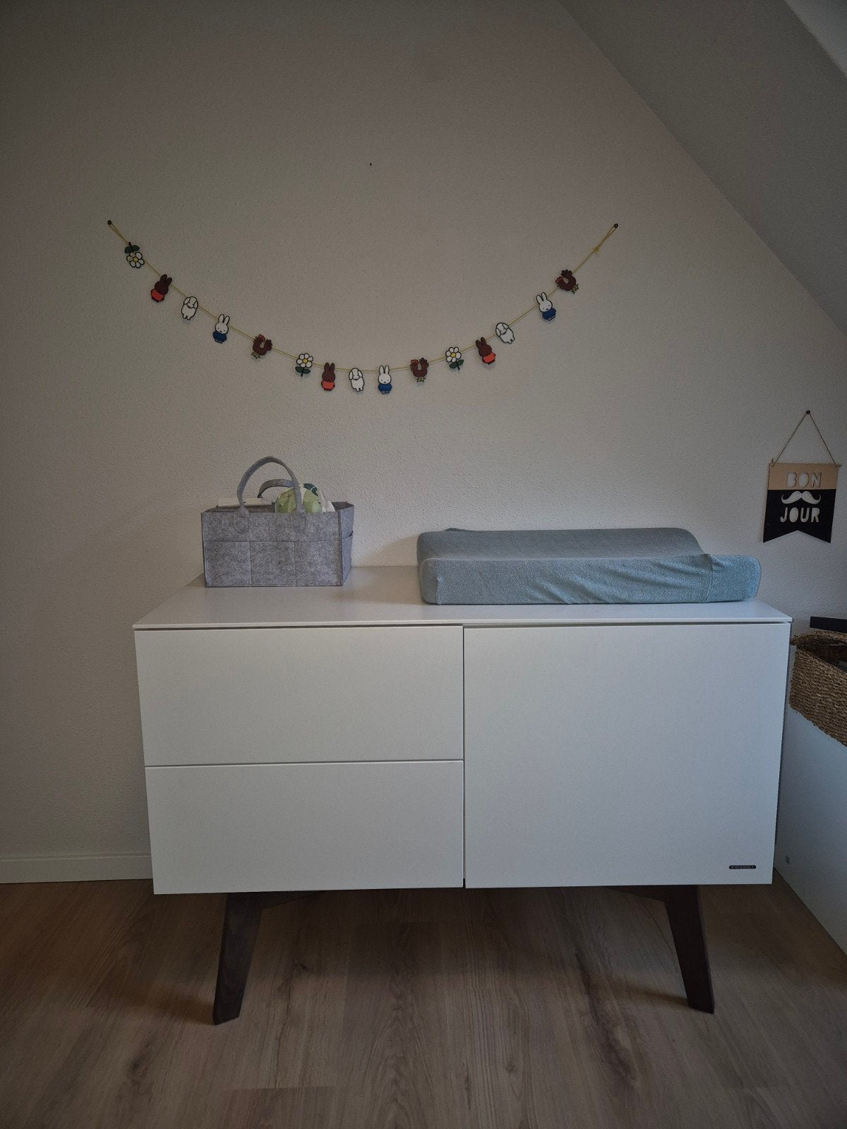 Kidsmill Sixties babykamer Oatmeal / Walnoot – commode + bed, Kinderen en Baby's, Ophalen, 50 tot 70 cm, 100 cm of meer, Zo goed als nieuw