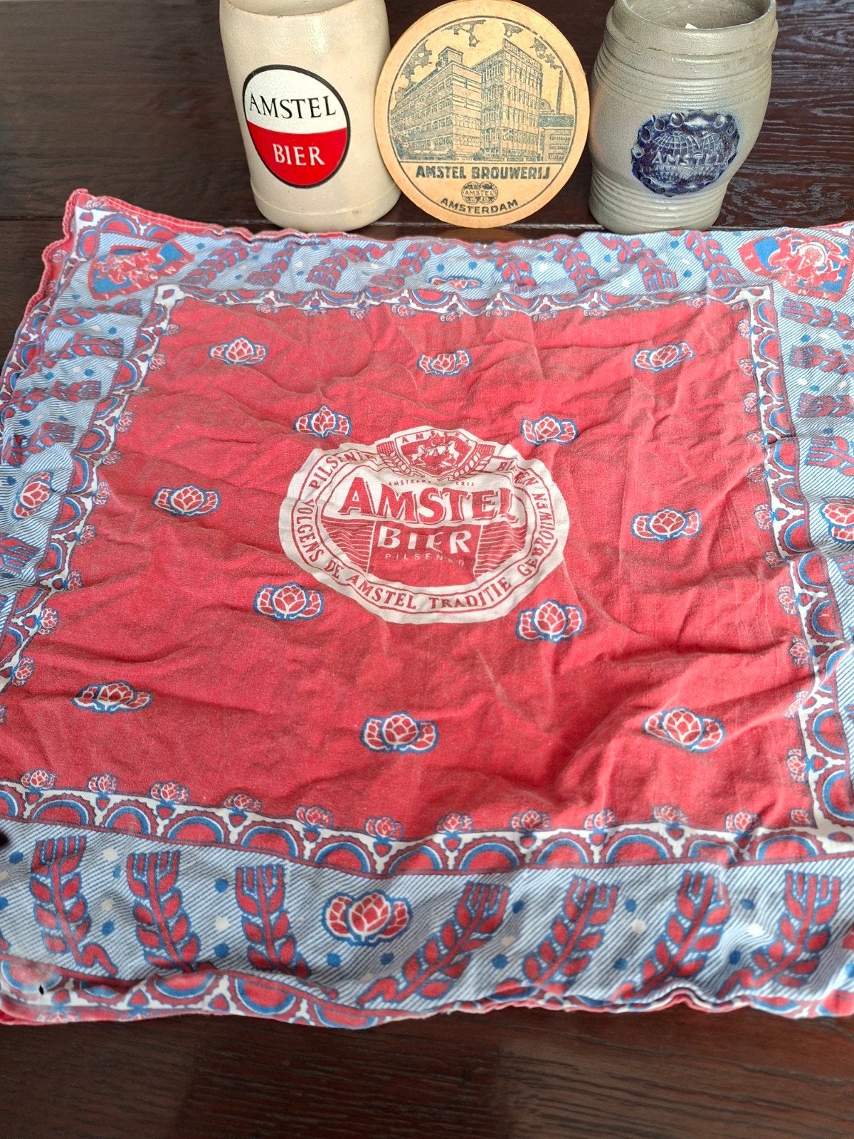 amstel 2 aardewerk mokken zakdoek en oud viltje vintage, Ophalen of Verzenden, Gebruikt, Pul(len), Amstel