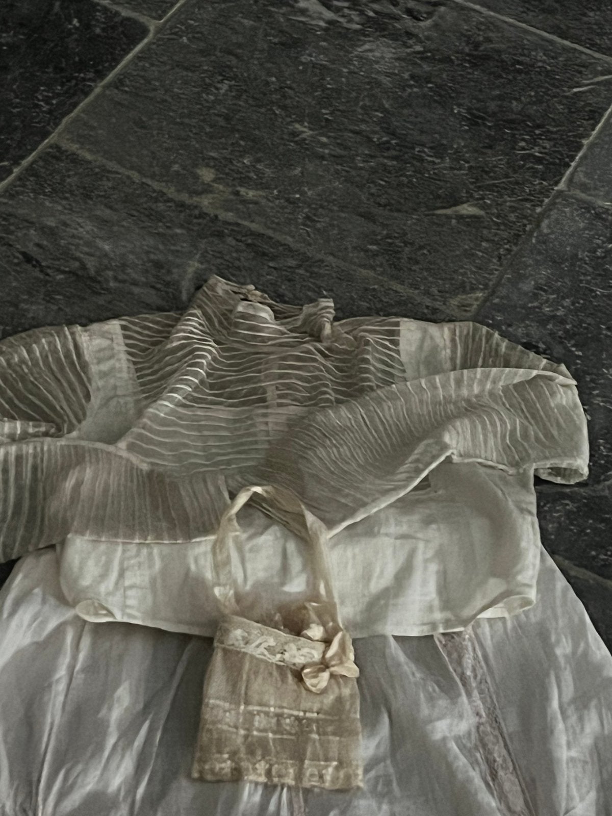 Vintage kanten blouse en rok met tasje, Antiek en Kunst, Antiek | Kleding en Accessoires, Verzenden, Dames