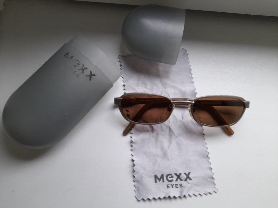 te koop Dames /Dames Mexx zonnebril met koker en doek, Overige merken, Zonnebril, Beige, Ophalen of Verzenden