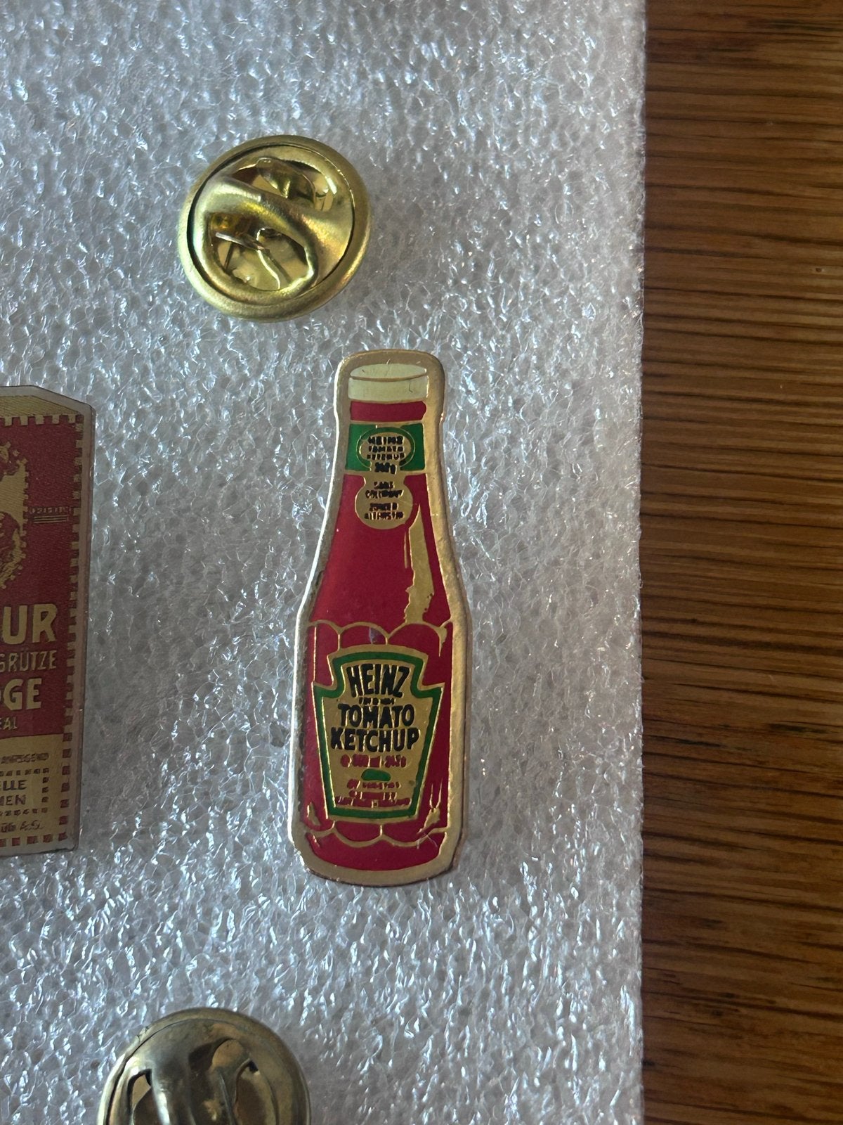 Vintage Heinz Tomato Ketchup pin, Verzamelen, Ophalen of Verzenden, Zo goed als nieuw, Merk, Speldje of Pin