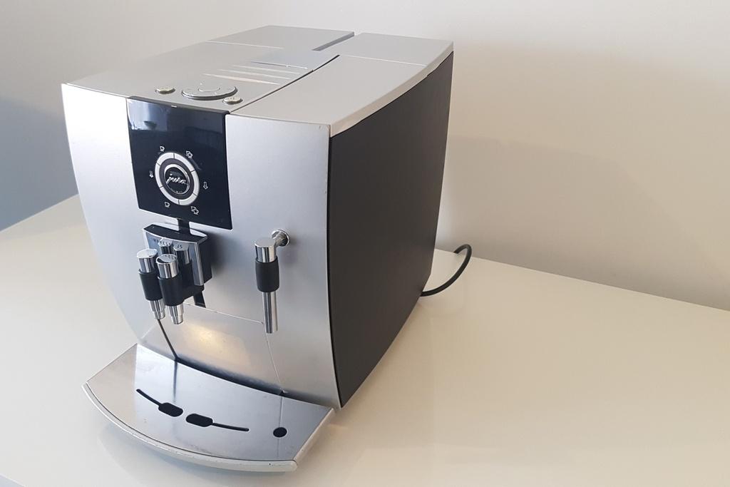 Jura J5 (met werk), Witgoed en Apparatuur, Koffiezetapparaten, Gebruikt, Espresso apparaat, Ophalen of Verzenden, 1 kopje