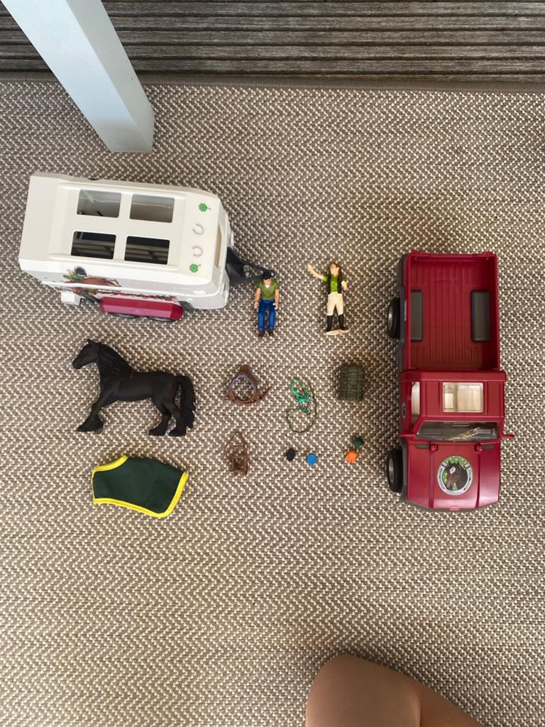 Schleich paarden trailer met auto en accessoires (42346), Ophalen, Zo goed als nieuw