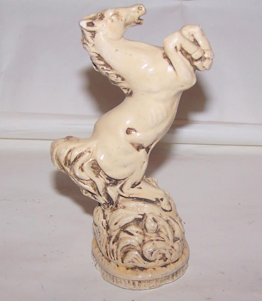 Prachtig stenen beeldje steigerend paard. H. 13cm. Igs., Ophalen of Verzenden, Zo goed als nieuw, Dier