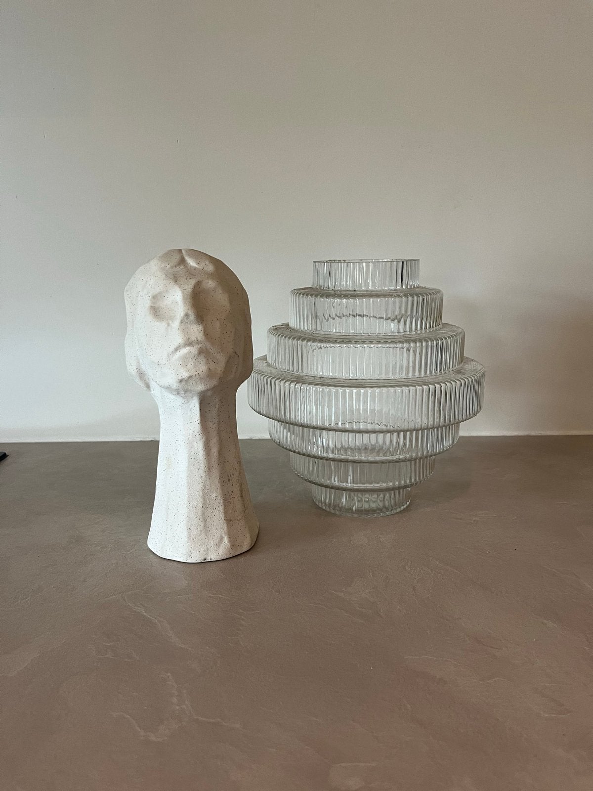 Decoratieve set: Hoofd sculptuur en glazen vaas, Ophalen