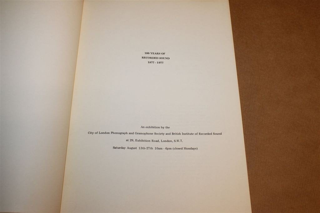 100 Years of Recorded Sound — Grammofoons en Fonografen 1977, Ophalen of Verzenden, Gelezen, Artiest