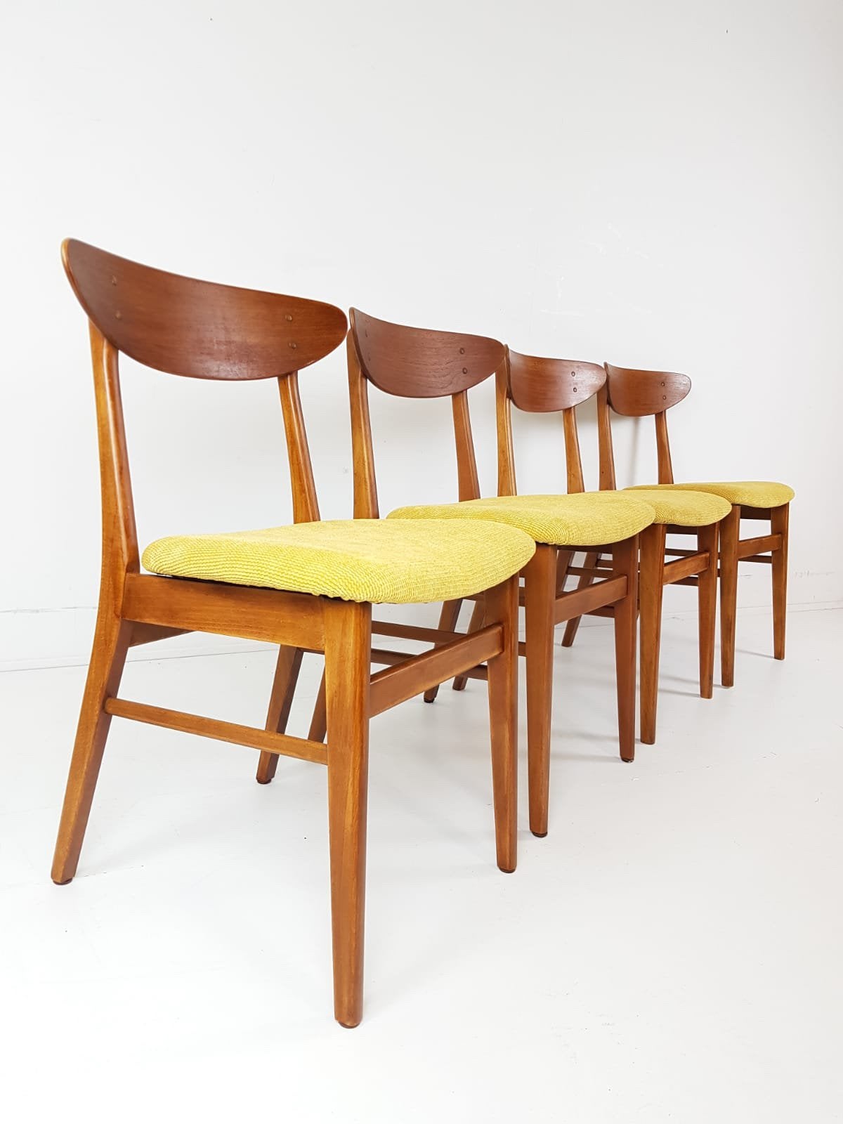 2 vintage farstrup deense eettafel stoelen, Ophalen of Verzenden, Zo goed als nieuw, Bruin