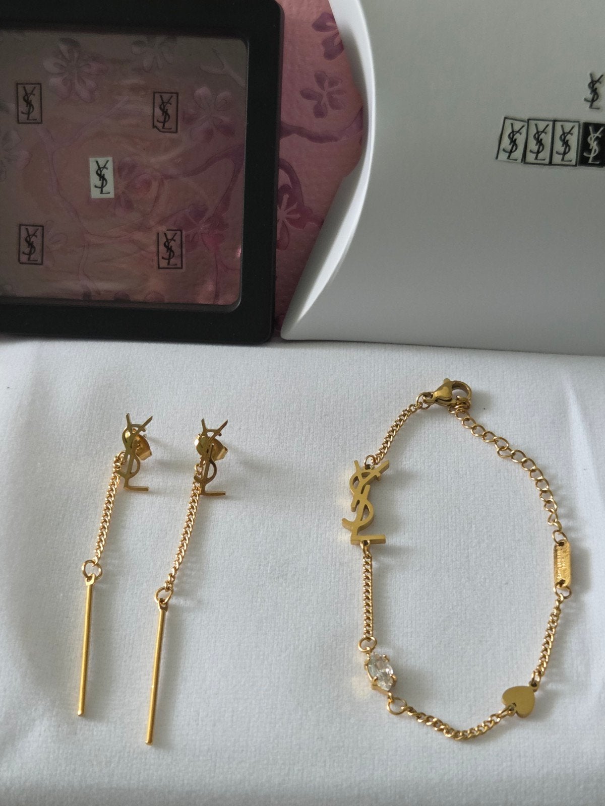 Yves Saint Laurent Cassandre:Oorbellen & Armband goud €12,50, Sieraden, Tassen en Uiterlijk, Oorbellen, Overige materialen, Hangers