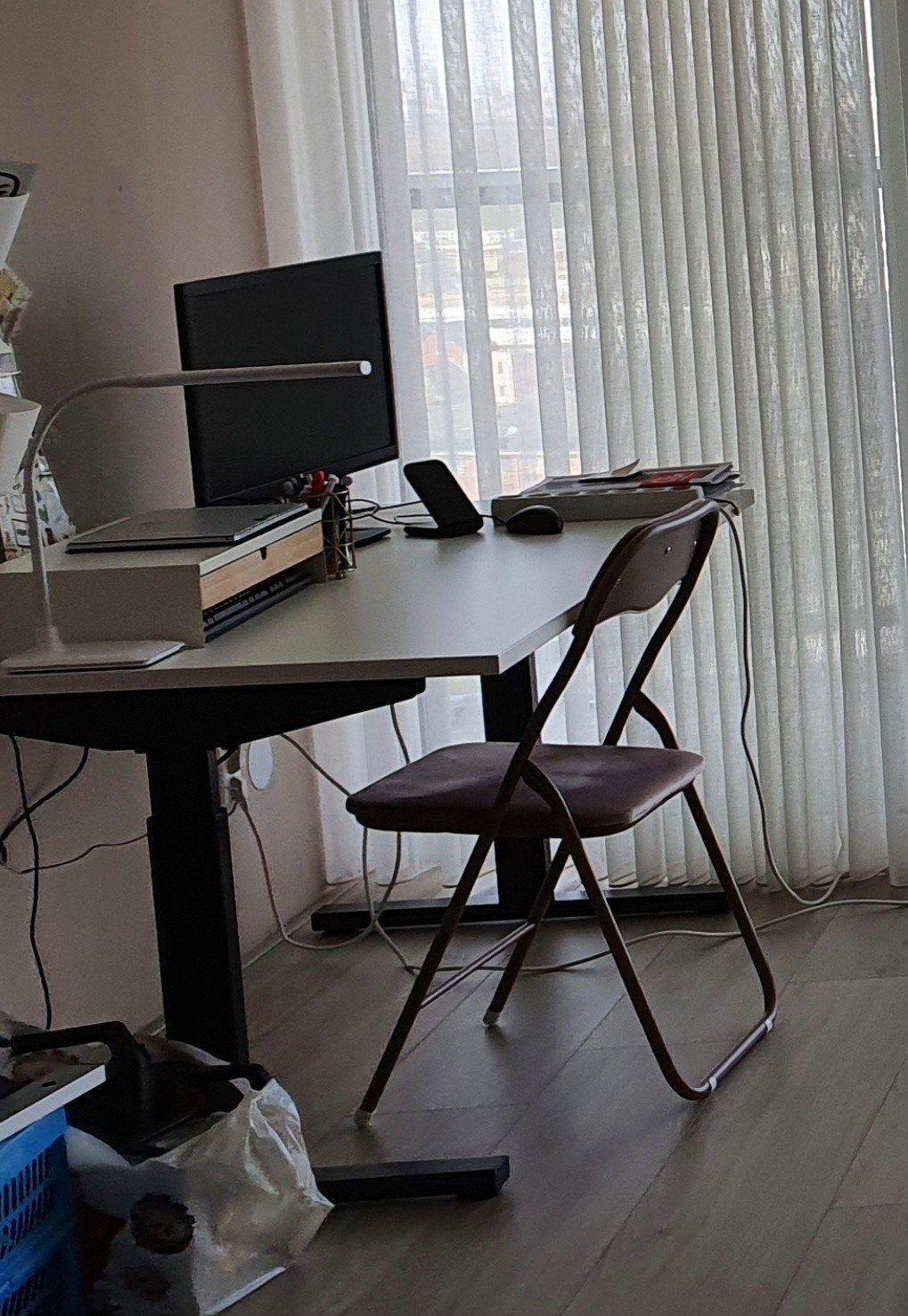 Verstelbaar bureau handmatig 140x80 zwart/wit, Huis en Inrichting, Bureaus, Ophalen, In hoogte verstelbaar, Zo goed als nieuw