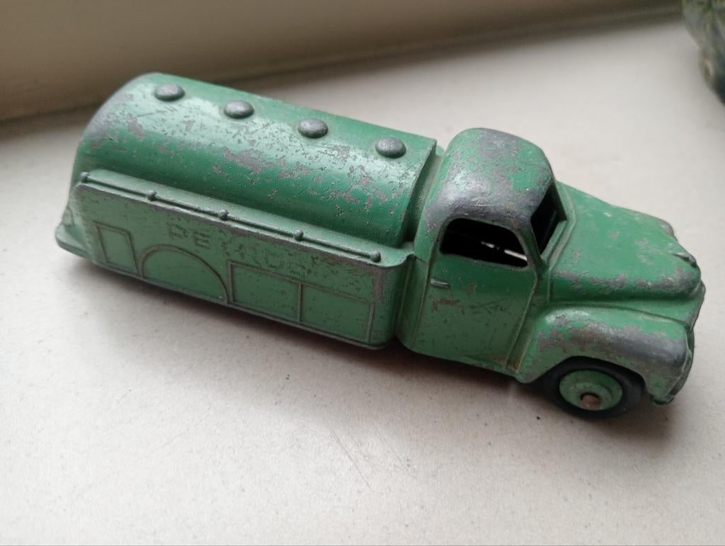 Dinky toys Studebaker petrol tanker 30P, Ophalen of Verzenden, Gebruikt, Bus of Vrachtwagen