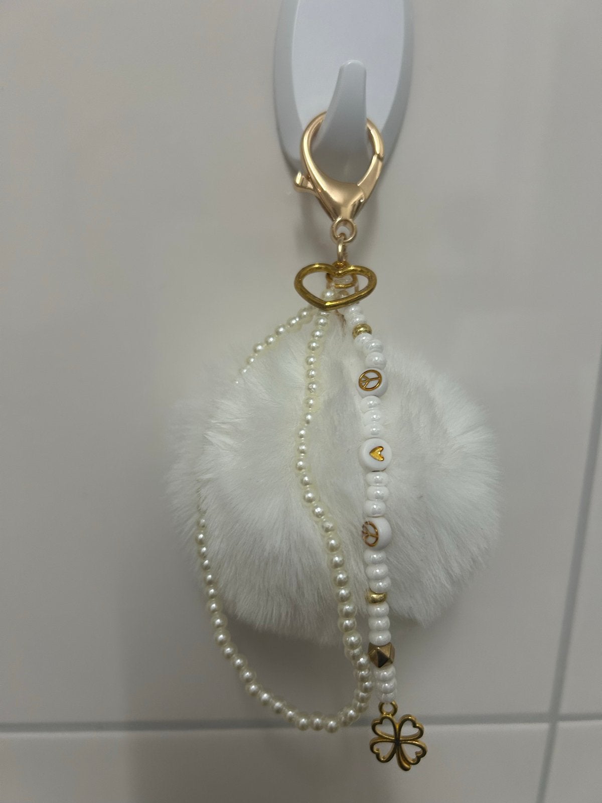 Sleutelhanger met pluizige pompon en kralen, Sieraden, Tassen en Uiterlijk, Ophalen of Verzenden, Nieuw