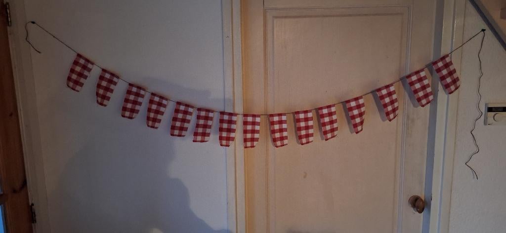 stoffen vlaggetjes rood/wit geblokt, Hobby en Vrije tijd, Feestartikelen, Ophalen of Verzenden, Nieuw, Versiering, Overige