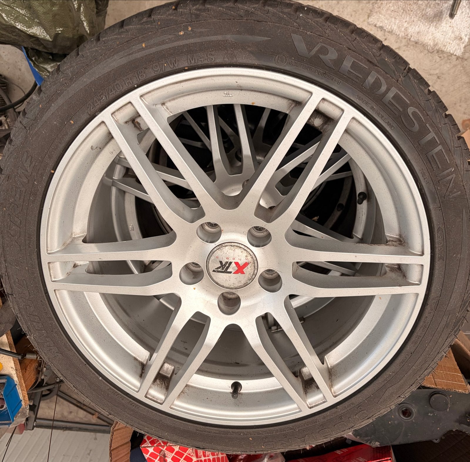 Nieuwe winterbanden op velg 245/40 R18, Auto-onderdelen, Ophalen, 18 inch, Banden en Velgen, Winterbanden