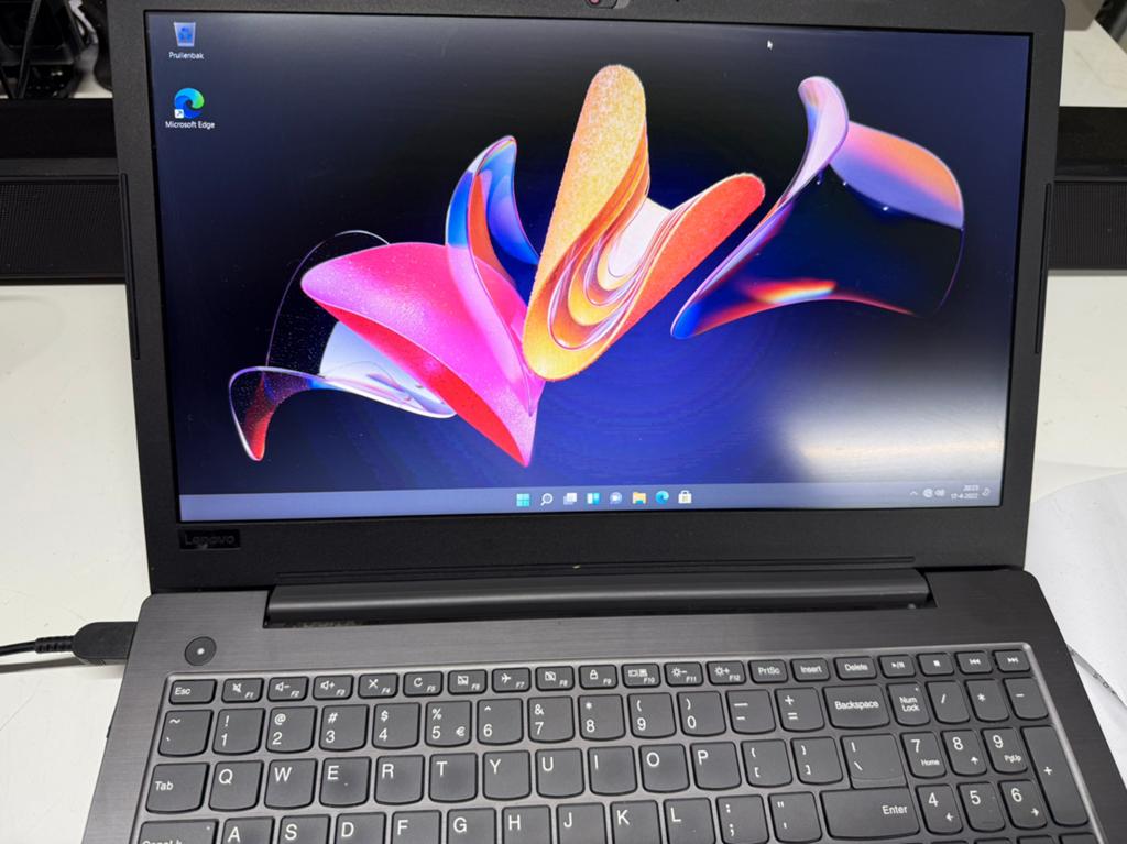 LENOVO V330  core 7, Computers en Software, Laptop-opladers, Ophalen, Zo goed als nieuw