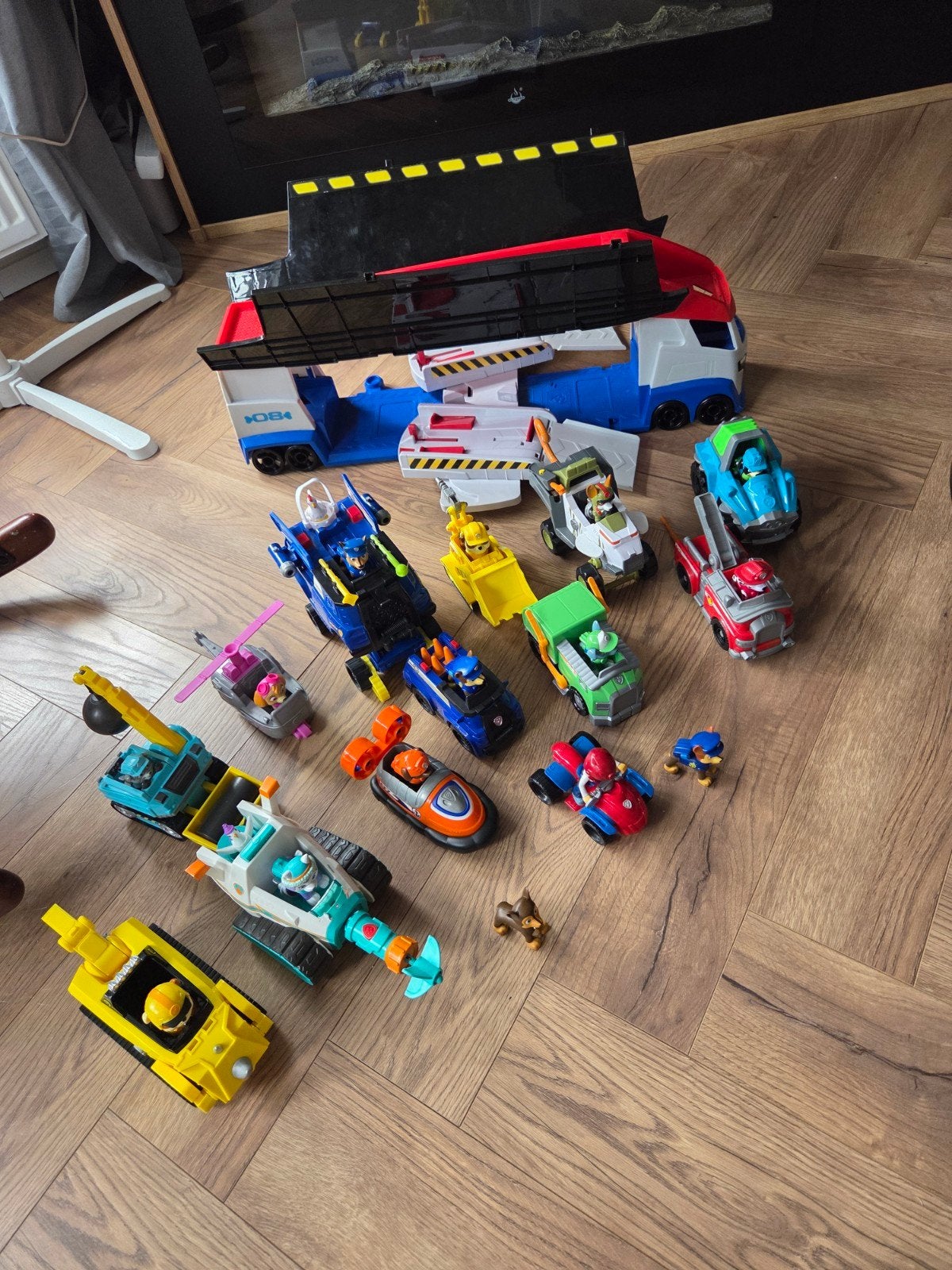 Paw patrol vrachtwagen en auto's en chase bewegende oren, Ophalen, Zo goed als nieuw