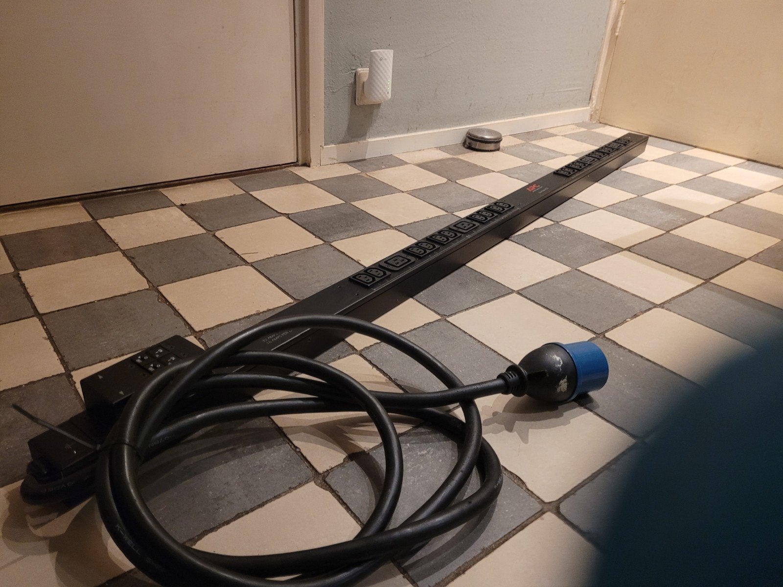 2x APC Rack PDU Stekkerdoos - 200-240 VAC, 32A Max, Ophalen of Verzenden, Zo goed als nieuw