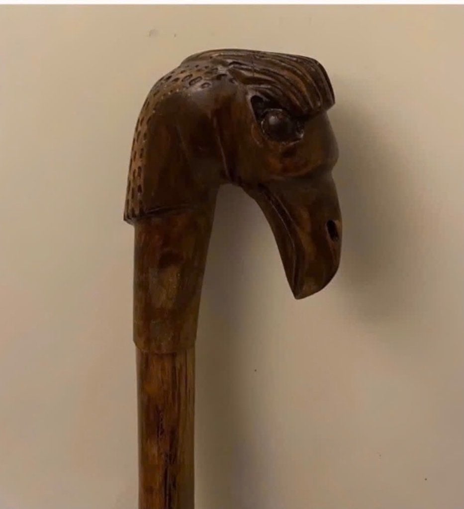 Wandelstok hout met vogelkop koperen voet, Ophalen