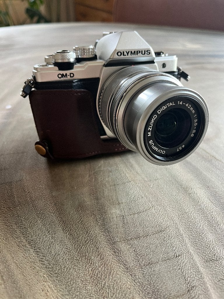 Olympus OM-D E-M10 II + 14-42mm en 17mm f/1.8 lens, Audio, Tv en Foto, Fotocamera's Digitaal, Gebruikt, Verzenden, Lensdop, 16 megapixels