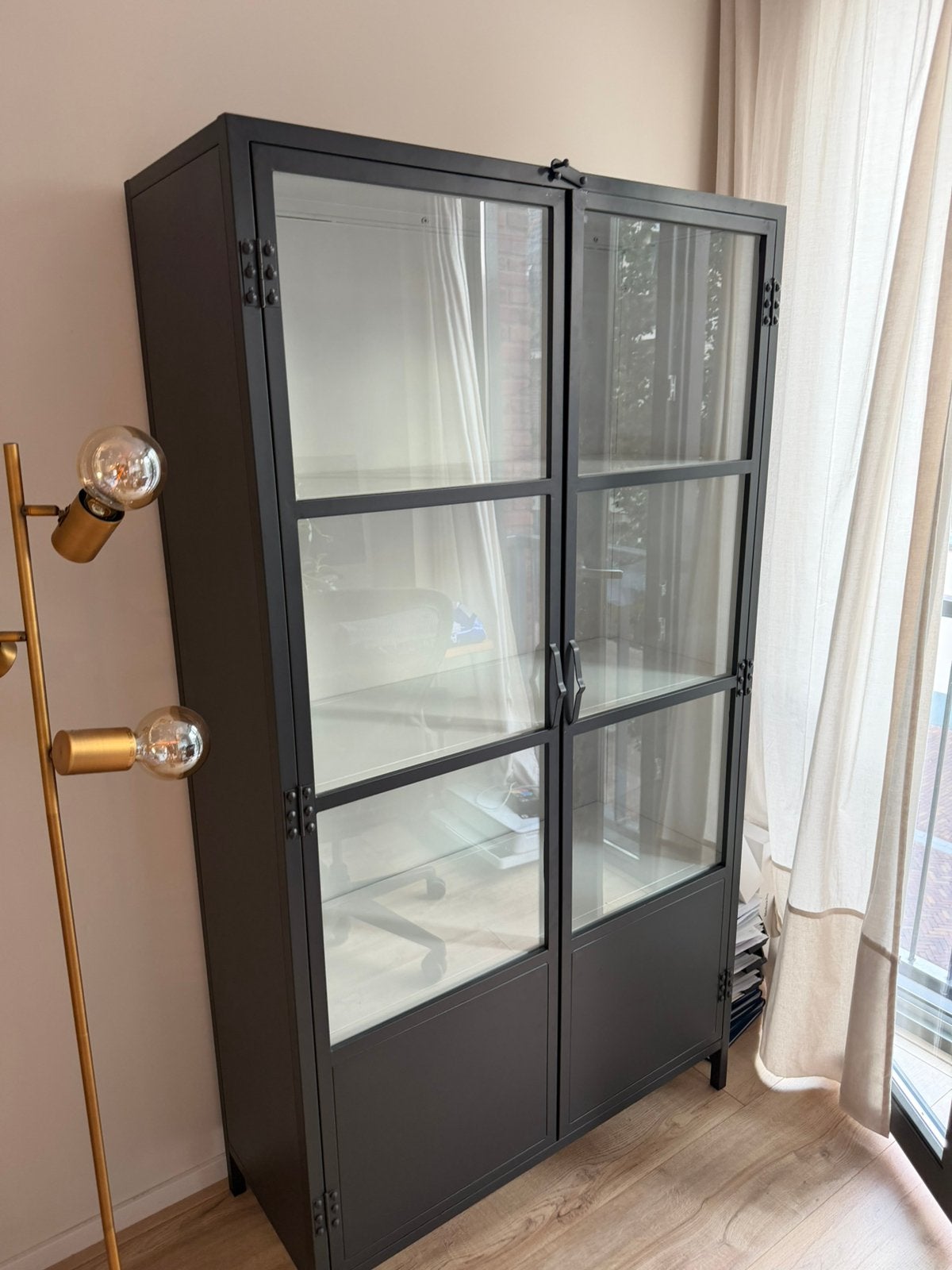 Zwarte vitrinekast, Huis en Inrichting, Ophalen, 50 tot 100 cm, Zo goed als nieuw, Metaal