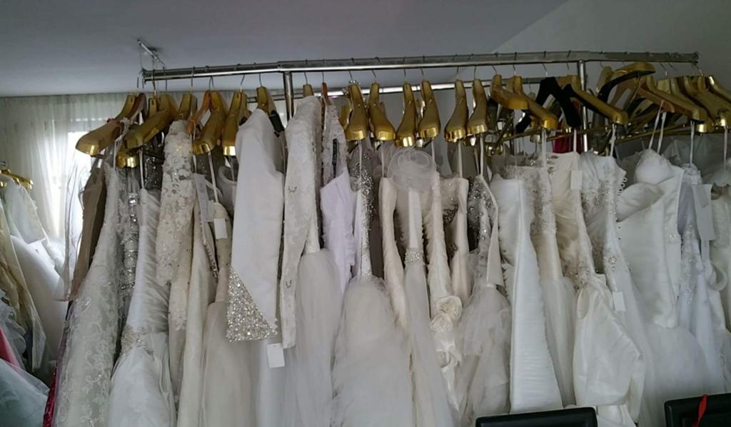85 Bruids-/avond-/henna-/galajurken + inventaris te koop, Ophalen, Nieuw, Overige kleuren, Trouwjurk