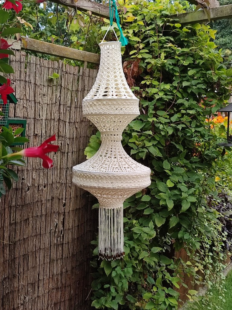 Unieke gehaakte kroonluchter met houten kralen , 7 ringen., Huis en Inrichting, Ophalen of Verzenden, Nieuw, Metaal, Boho, bohamian, ibiza style,