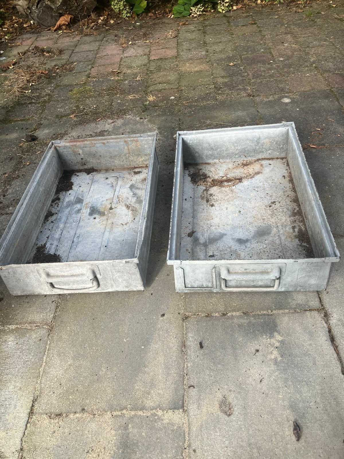 Twee zinken Philips bakken, Ophalen