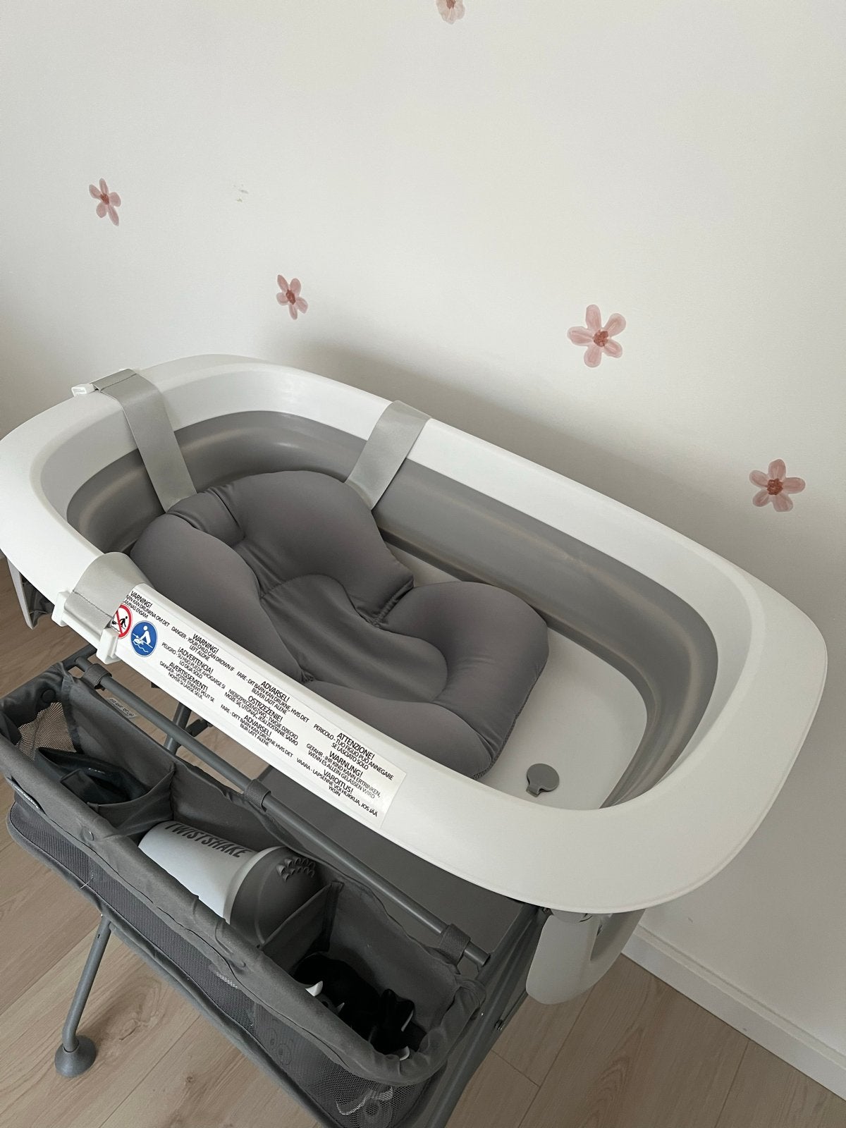 Twistshake opvouwbaar babybadje met standaard en zitje, Kinderen en Baby's, Badjes en Verzorging, Zo goed als nieuw, Badje, Standaard