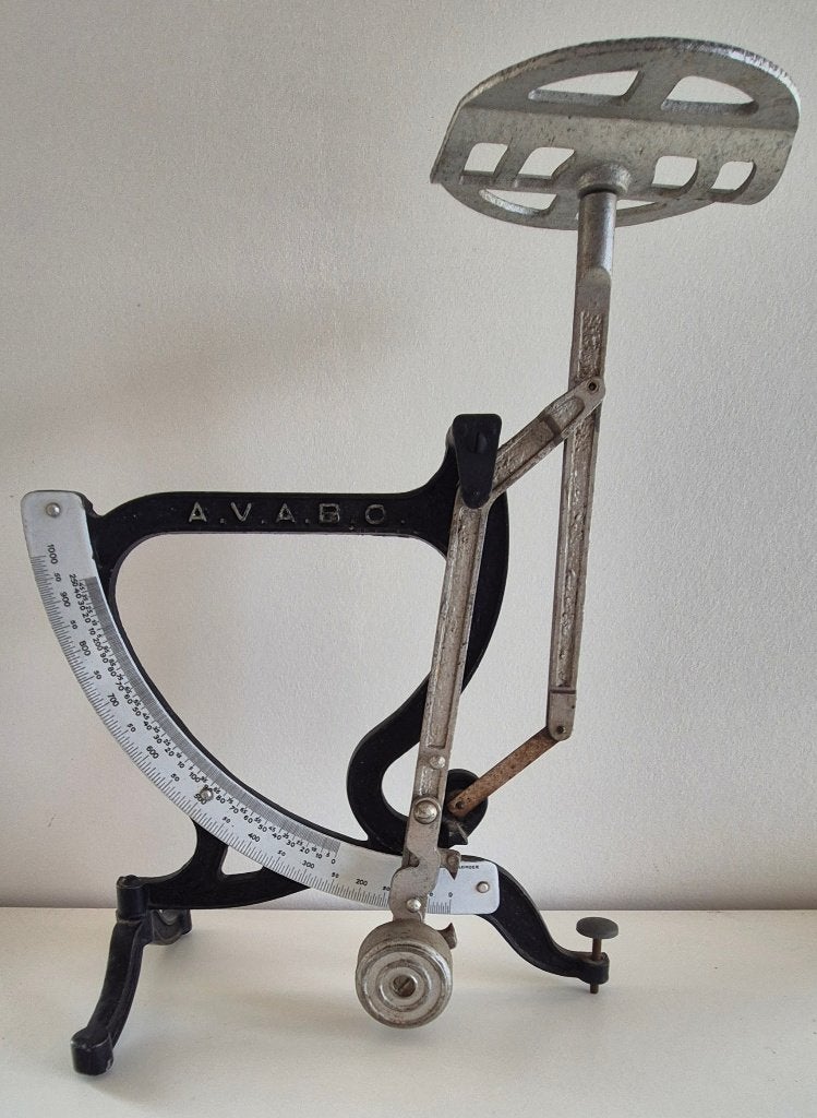 Vintage A.V.A.B.O. brievenweger, gietijzer en emaille, Antiek en Kunst, Ophalen of Verzenden