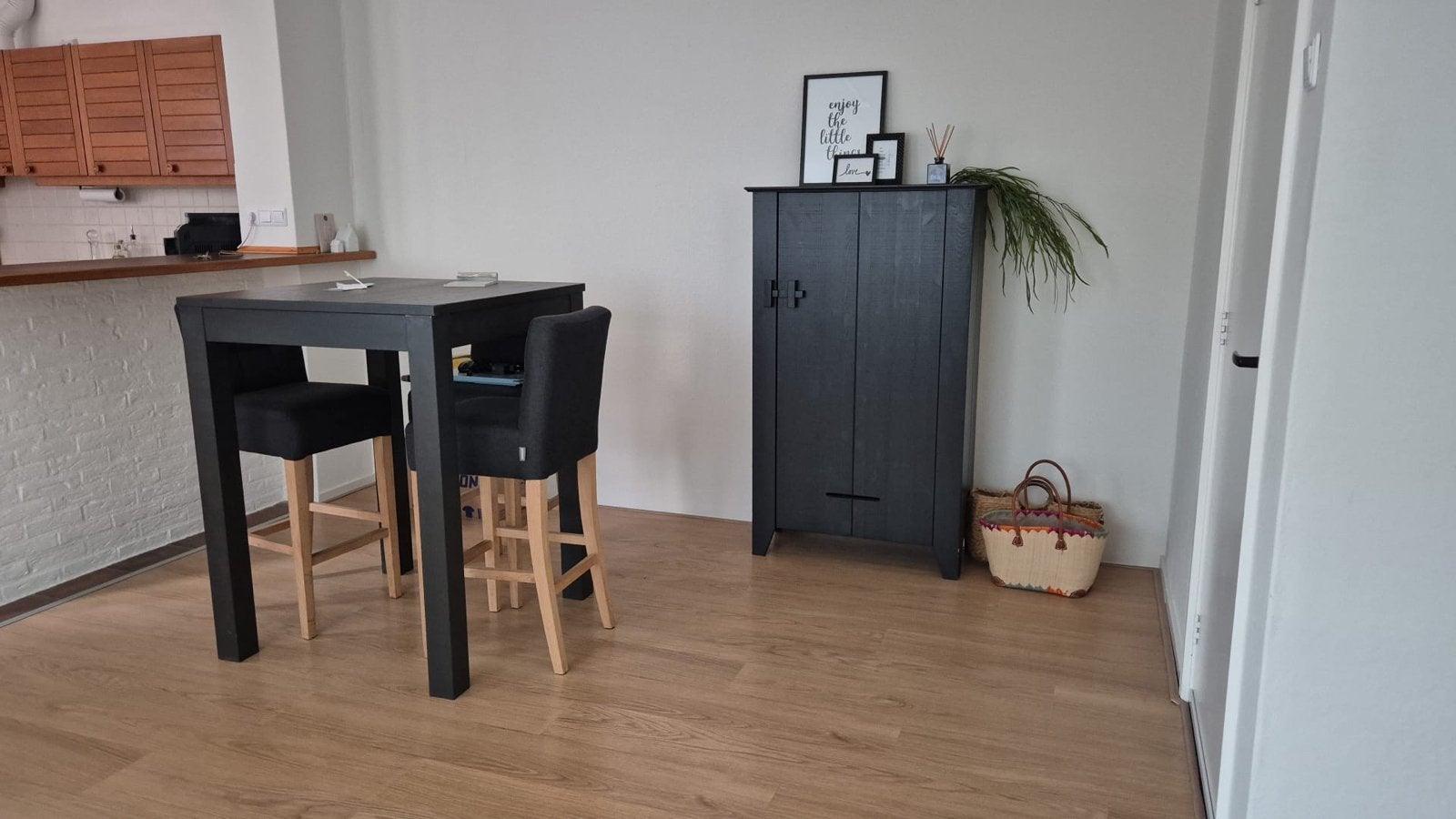 Bartafel met 4 barkrukken - Donkergrijs/Zwart, Ophalen, Gebruikt, Met voetsteun, 90 cm of meer