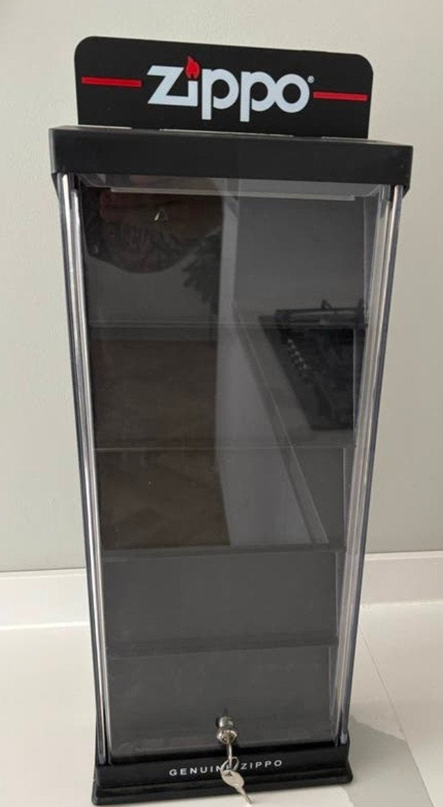 GEZOCHT ZIPPO VITRINE / DISPLAY  ! !, Ophalen of Verzenden, Zo goed als nieuw, Aansteker