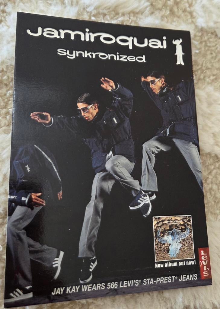 Synkronized - Jamiroquai, Verzamelen, Ansichtkaarten | Themakaarten, Ongelopen, 1980 tot heden, Sterren en Beroemdheden, Verzenden