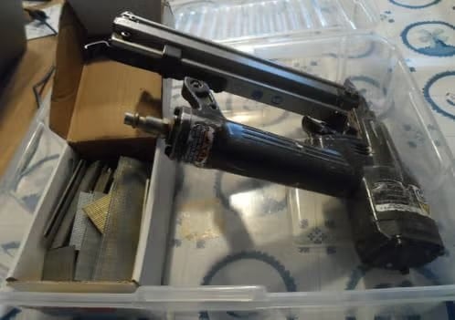 Te koop gebruikt niet apparaat met doosje nietjes., Ophalen of Verzenden, Gebruikt, Tacker/nietmachine