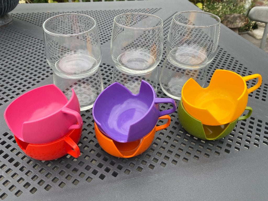 vintage thee glazen met plastic houder, Huis en Inrichting, Glas of Glazen, Overige merken, Vintage, Ophalen of Verzenden