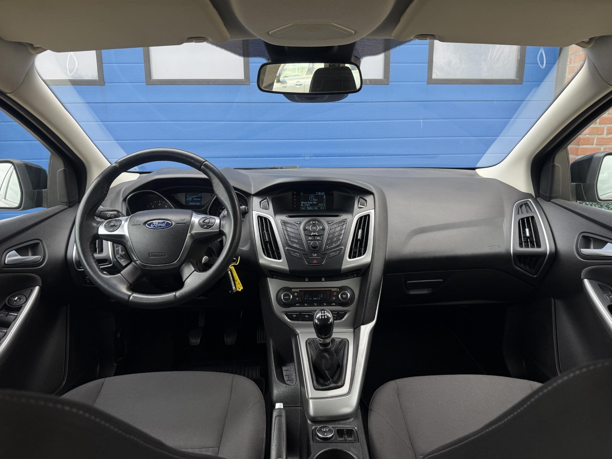 Ford Focus Wagon 1.0 EcoBoost Trend | Distributie v.v | PDC, Euro 5, Gebruikt, Zwart, Handgeschakeld