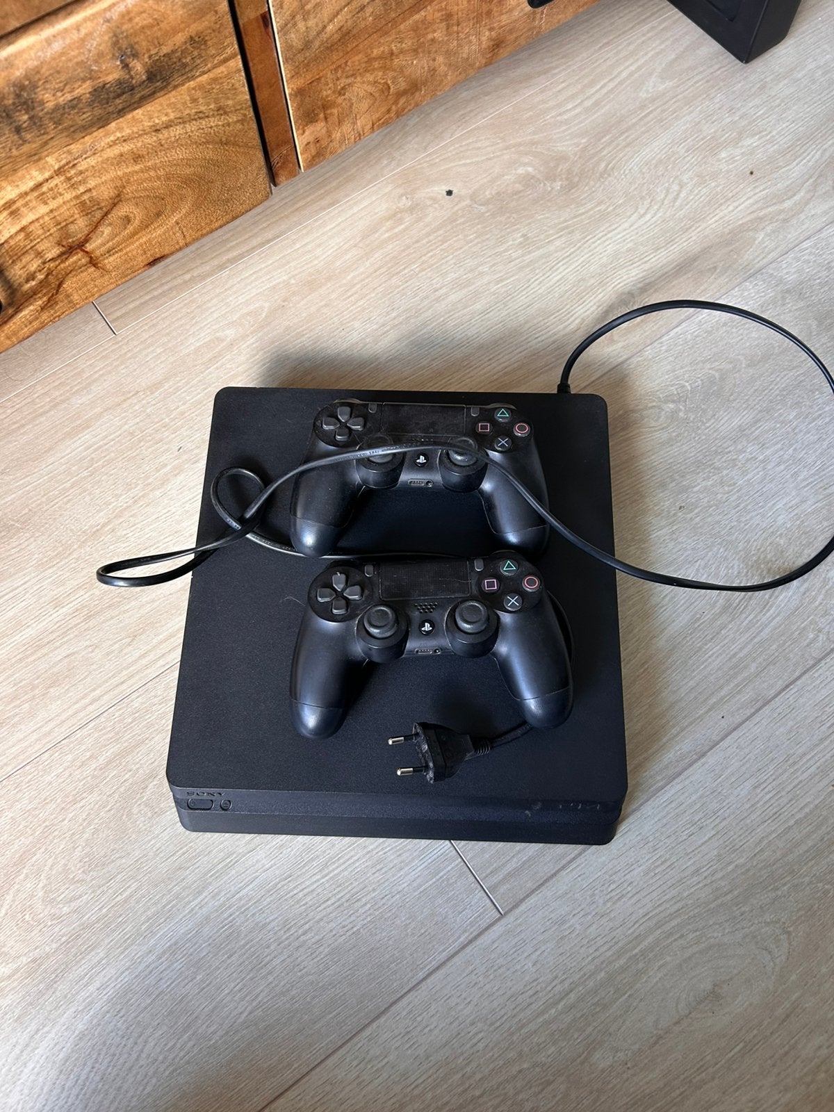 Playstation 4 slim 1tb, Met games, Met 2 controllers, Ophalen of Verzenden, Zo goed als nieuw