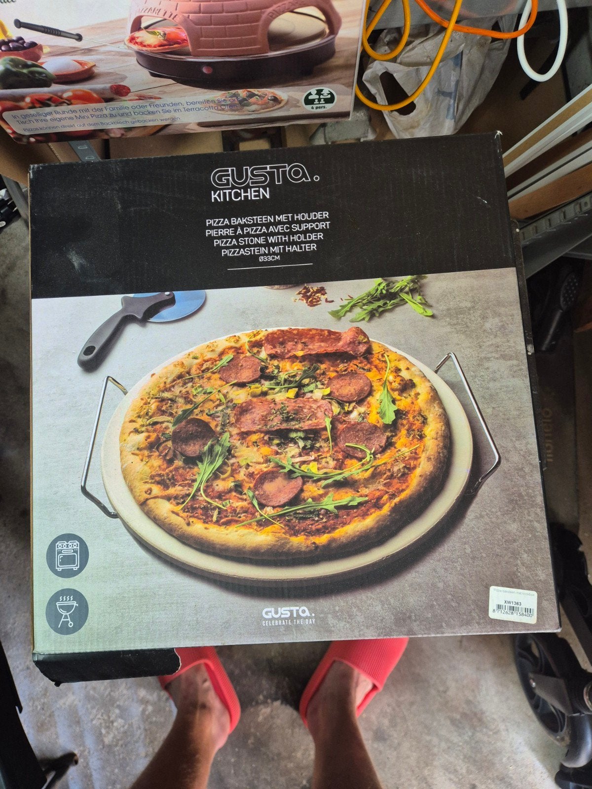 Pizzasteen 33cm doorsnee met houder en receptenboekje, Huis en Inrichting, Beige, Overige typen, Nieuw, Gusta