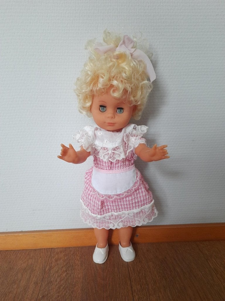 Vintage Babypop met Roze Jurk en Blond Krullend Haar, Ophalen of Verzenden, Gebruikt, Babypop